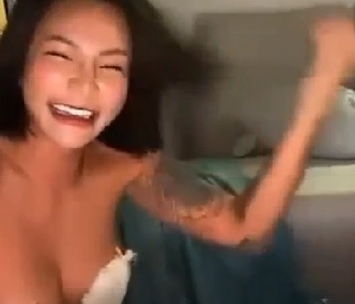 开直播脱浴袍醉舞走光 梁云菲疑情伤崩溃