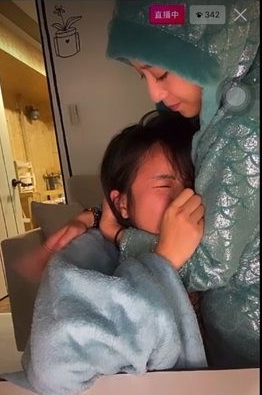 开直播脱浴袍醉舞走光 梁云菲疑情伤崩溃