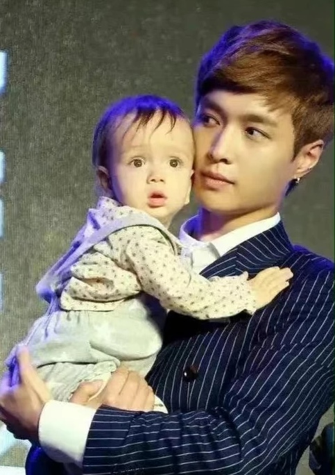 张艺兴被抹黑跟粉丝生娃 工作室发声谴责喊告