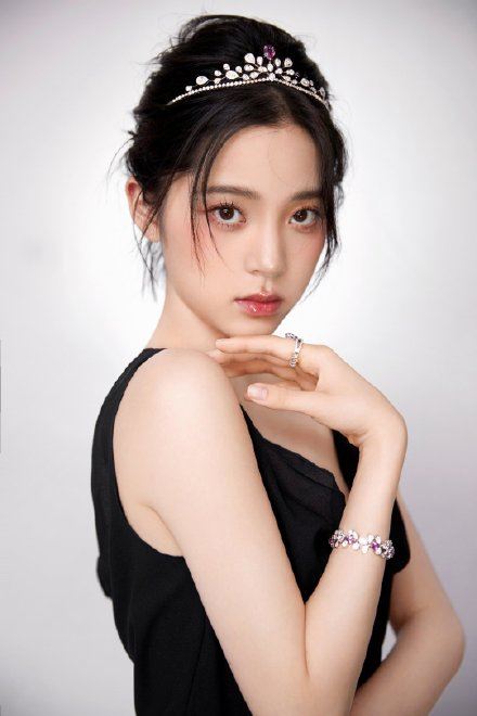  当珠宝代言人遭嫌“糟蹋品牌” 欧阳娜娜性感低胸现身扳回颜面	