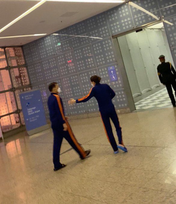 德国/德媒称泰王超大阵仗飞返“第二故乡” 250随从与30贵妇狗伴驾