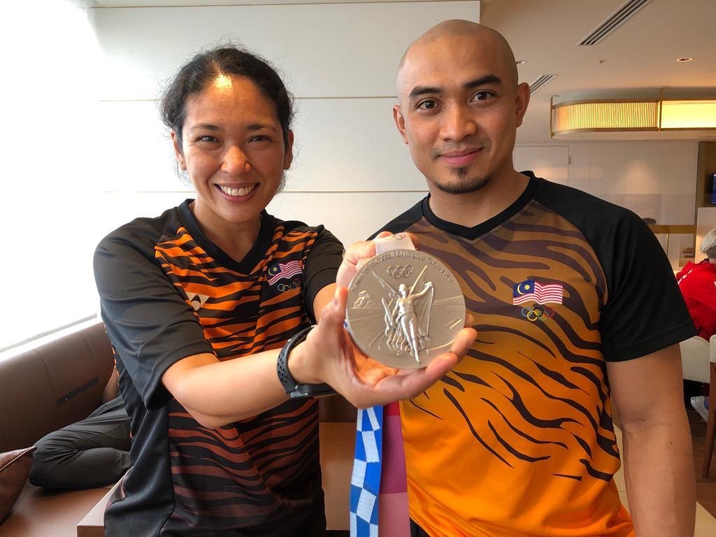 成功“背后”女人生日 阿兹祖献祝福