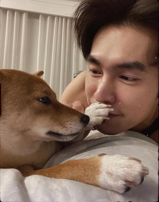 手滑误PO滚床照泄蜜 欧阳妮妮被抓包躺张书豪床上