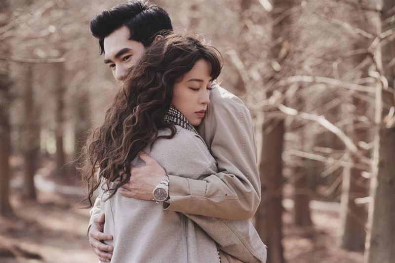 手滑误PO滚床照泄蜜 欧阳妮妮被抓包躺张书豪床上