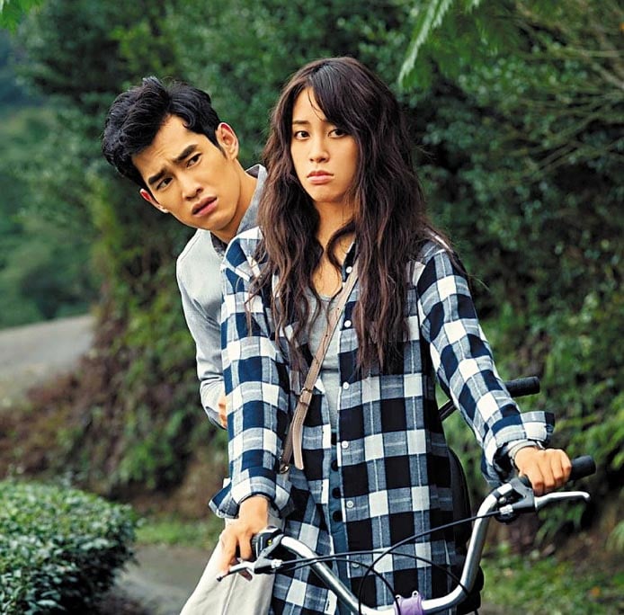 手滑误PO滚床照泄蜜 欧阳妮妮被抓包躺张书豪床上