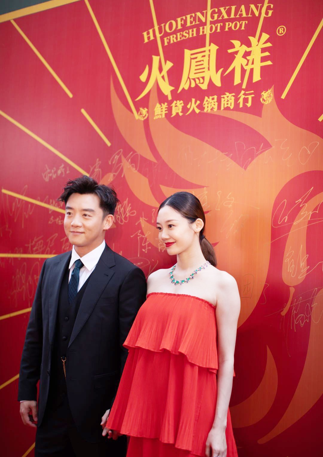 投资人拉布条指控诈骗  郑恺退股火锅店