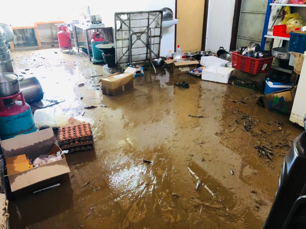 拉律河决堤 峇登一天两度闪电水患