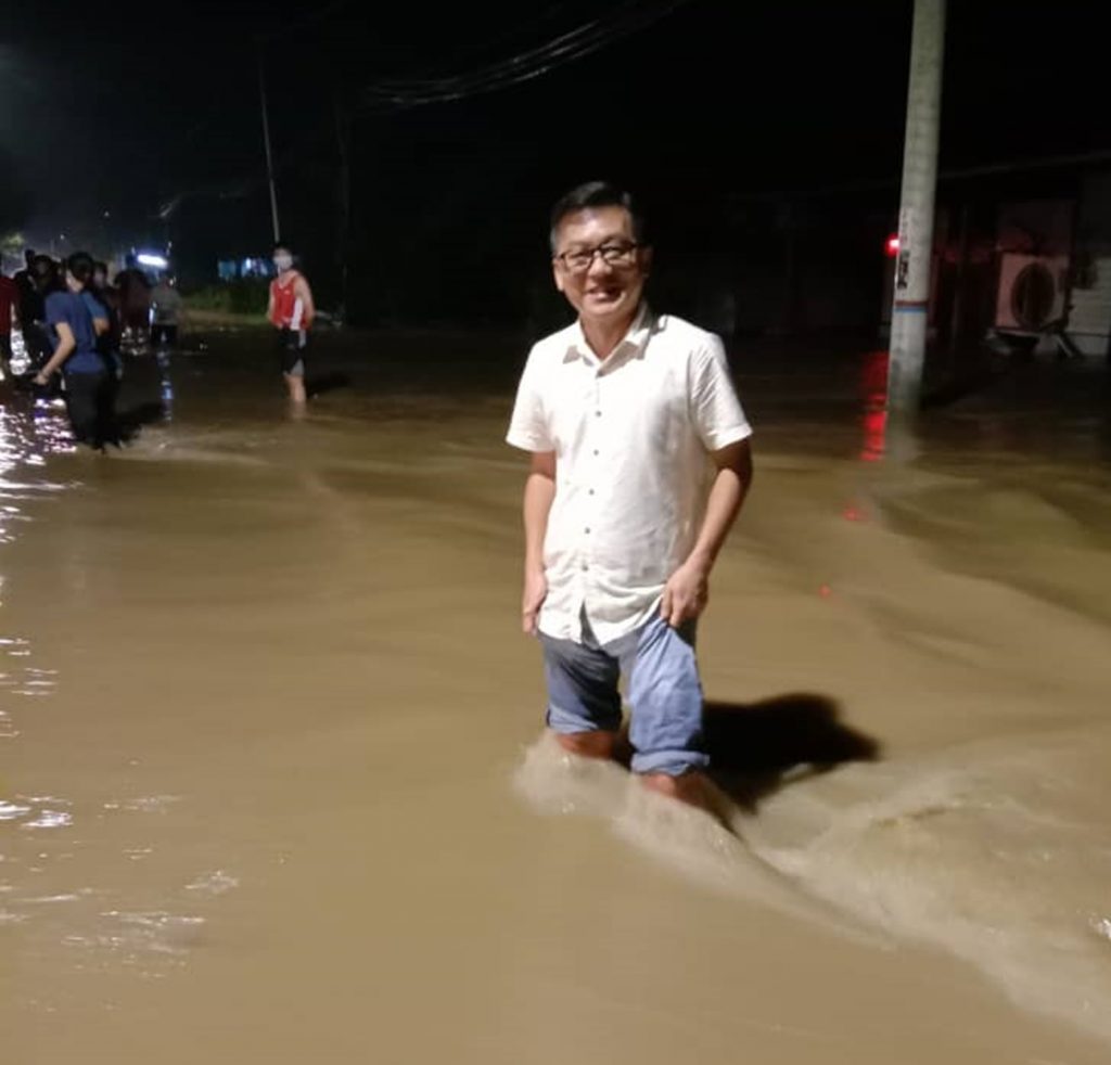 拉律河决堤 峇登一天两度闪电水患