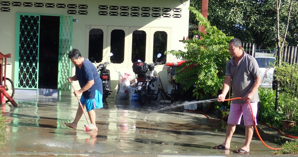 拉律河决堤 峇登一天两度闪电水患