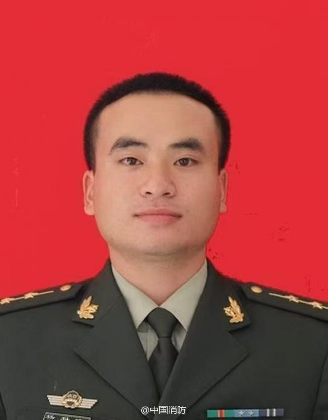 拚图两图)广西消防员堕楼牺牲 怀中被救女童生还 被发现时还紧紧抱住