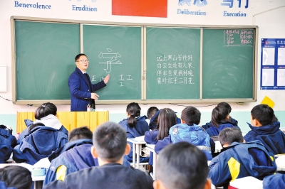 拚图两图)男教师手写板书爆红 网民赞:行走的打印机