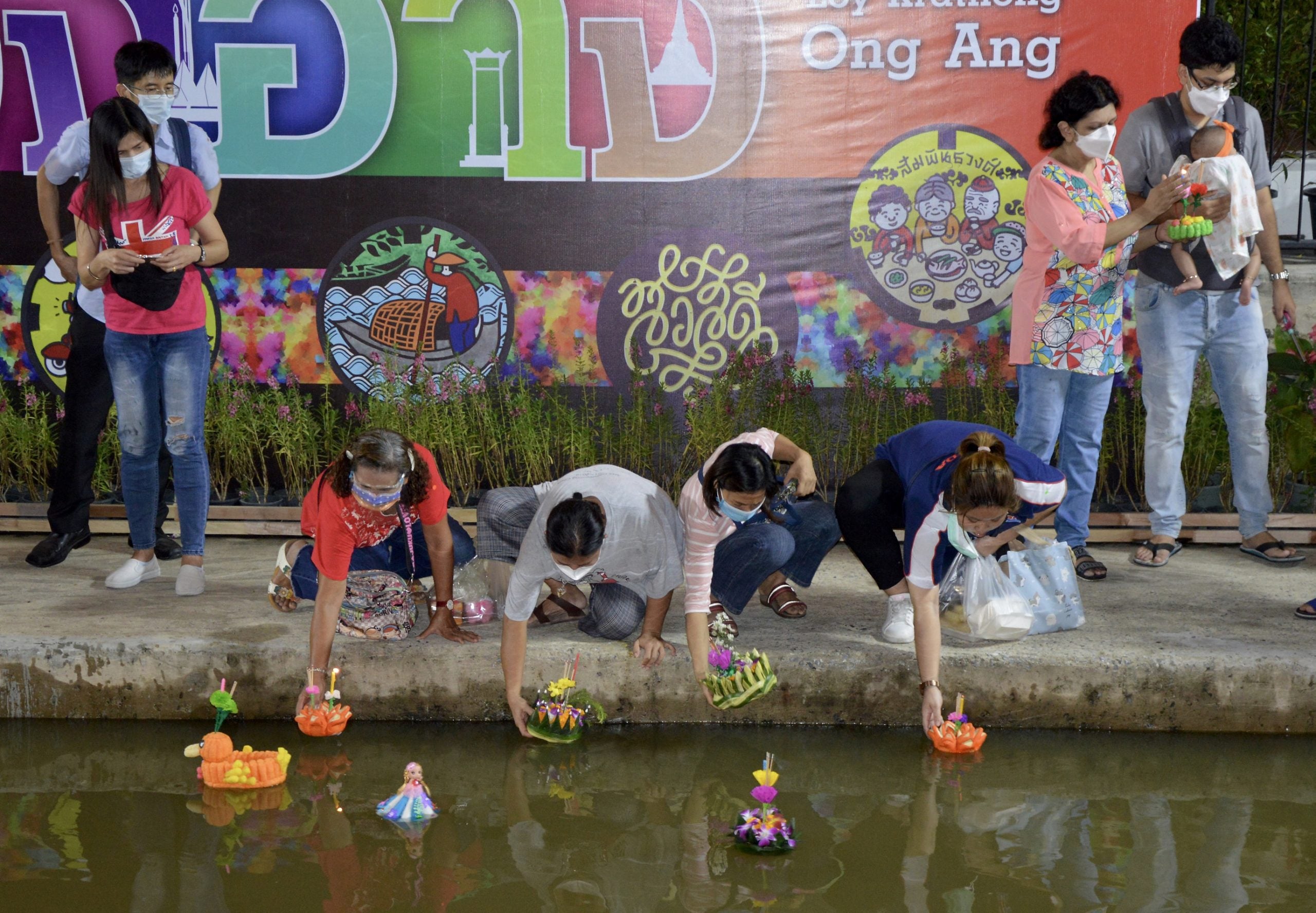拚图两图/泰国水灯节污染河水