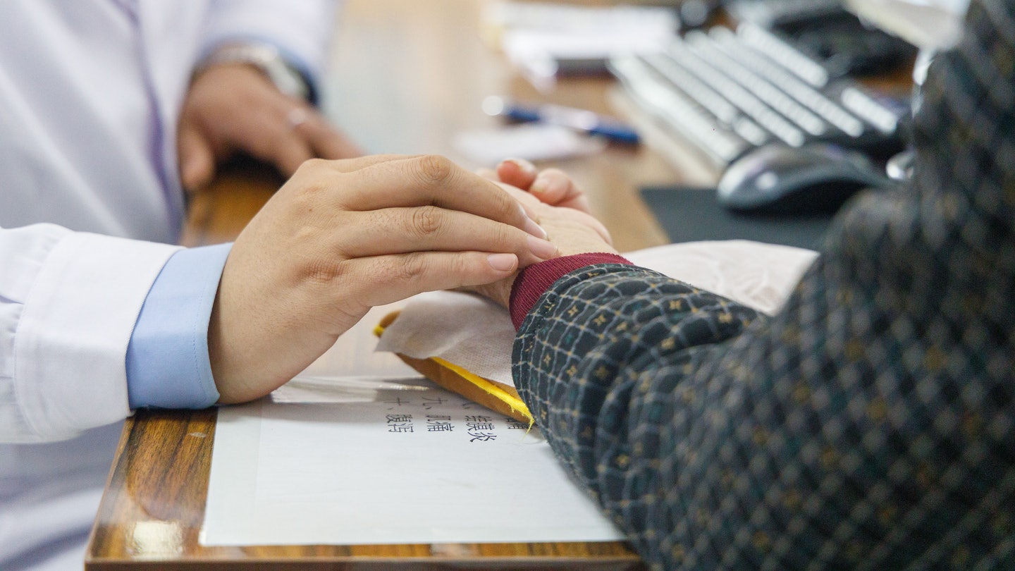 拚图)中医术语“舌诊”“脉诊”ISO国际标准面世 有中英日韩等语言