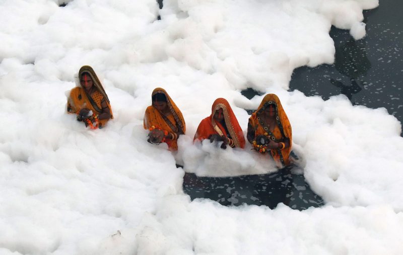 拚图)印度排灯节 河面布满恶臭毒泡 民众仍坚守传统在河中「泡泡浴」