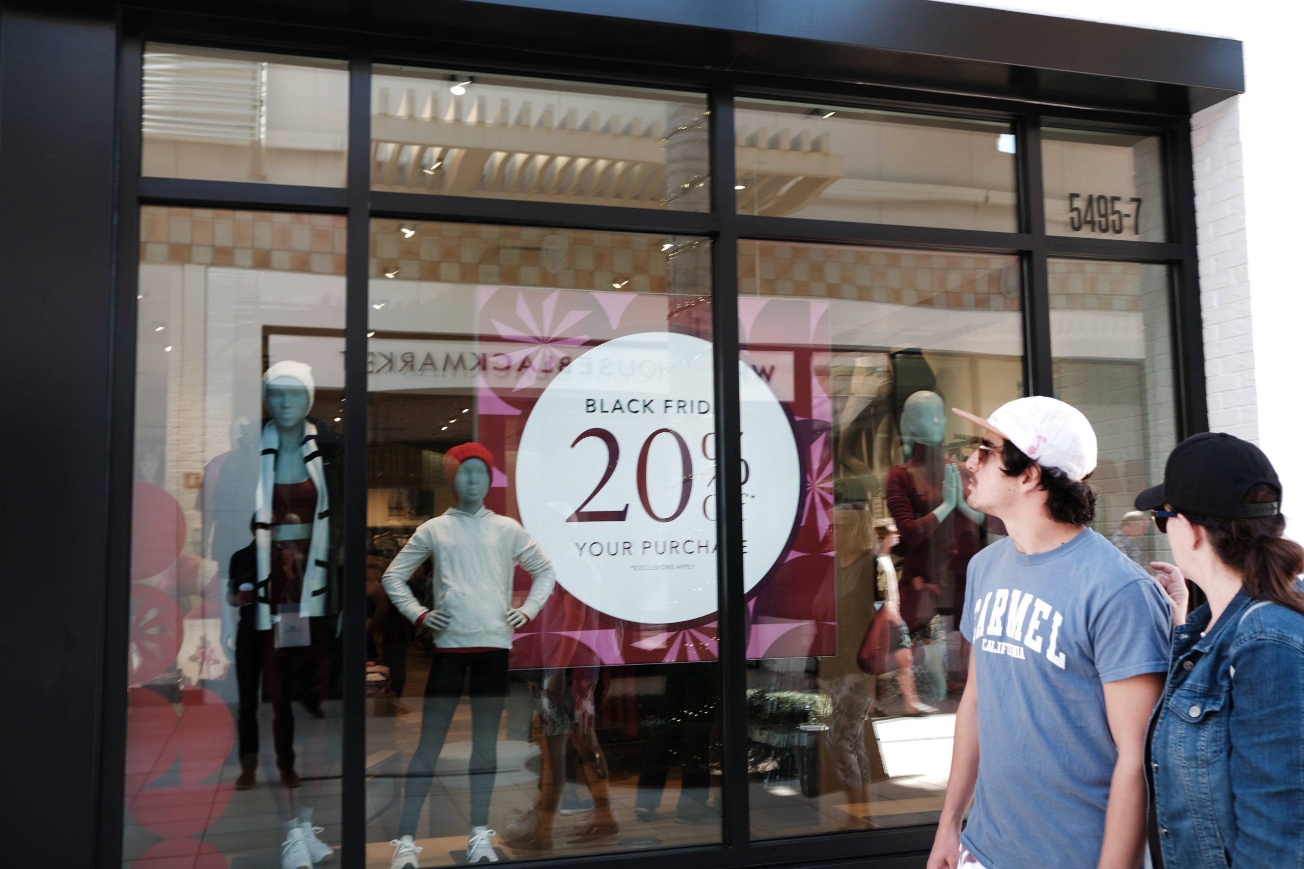 拚图/黑色星期五美网购略退烧 消费者重回实体店采购