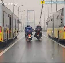 拼盘 已签 2图／伊斯坦布尔强劲怪风 骑士险落欧亚海峡巴士神救援