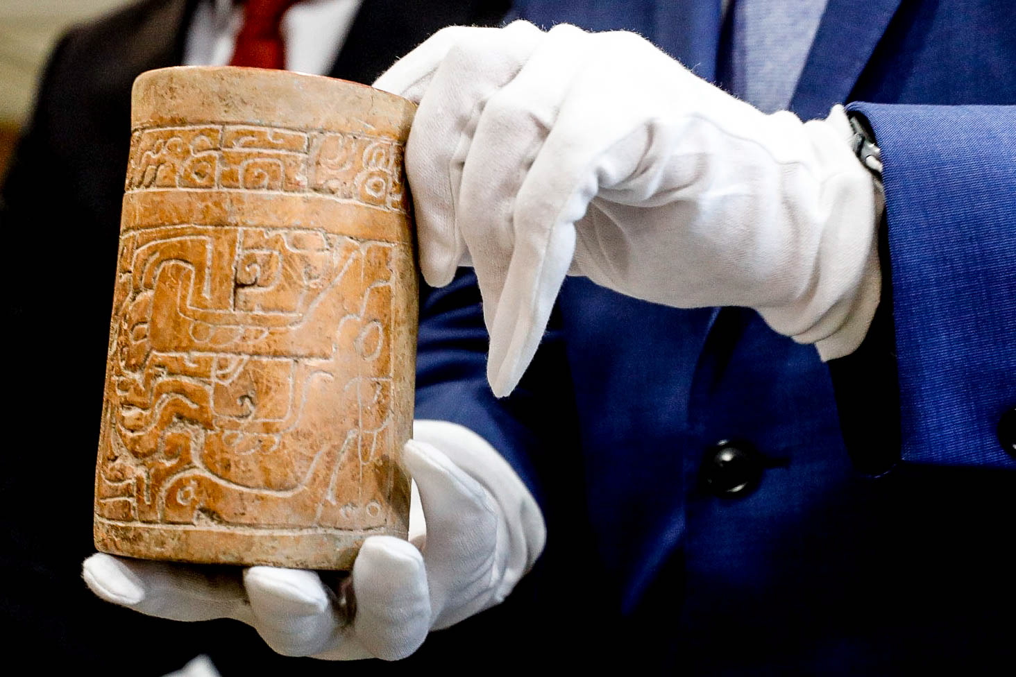 拼盘 3图/他多年前从跳蚤市场买下13件古物 竟来自马雅文明