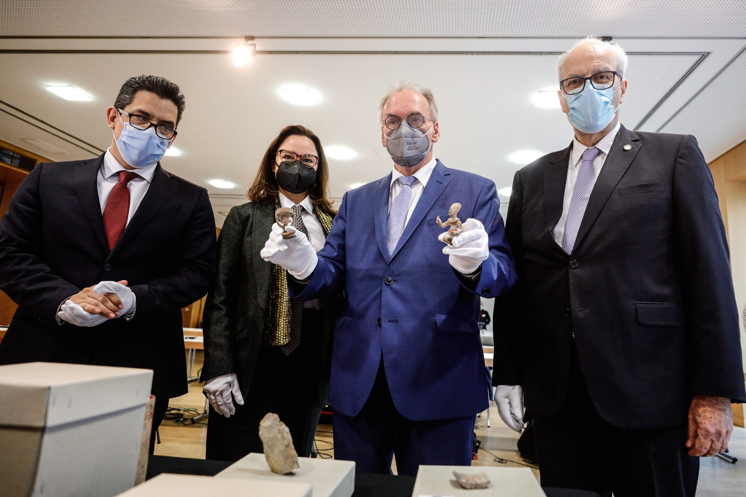 拼盘 3图/他多年前从跳蚤市场买下13件古物 竟来自马雅文明