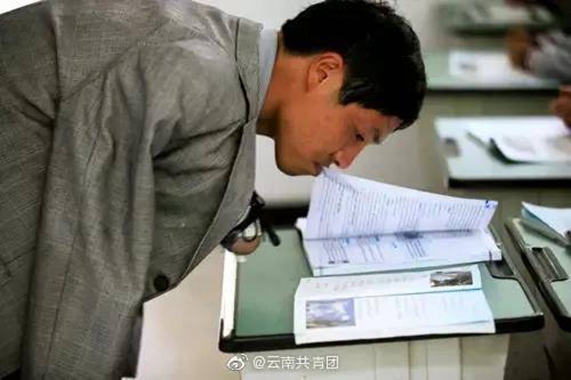 拼盘／乡村教师用10厘米残肢绑粉笔代课18年　月领1500元渴望转正职遇阻