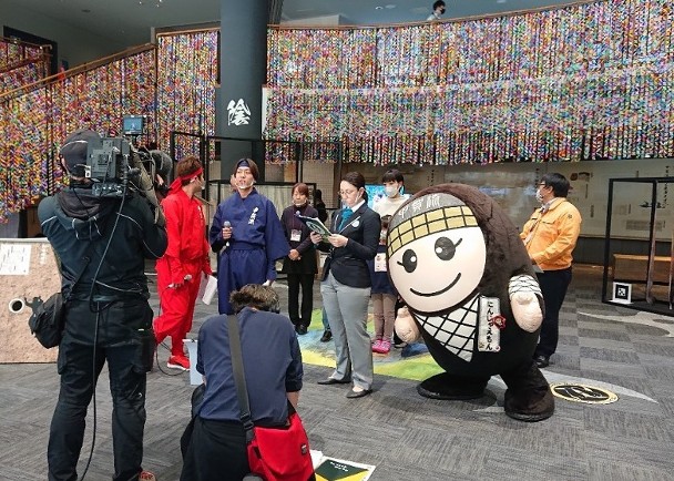 拼盘/近4万纸飞镖挂满展馆 忍者故乡刷新世界纪录