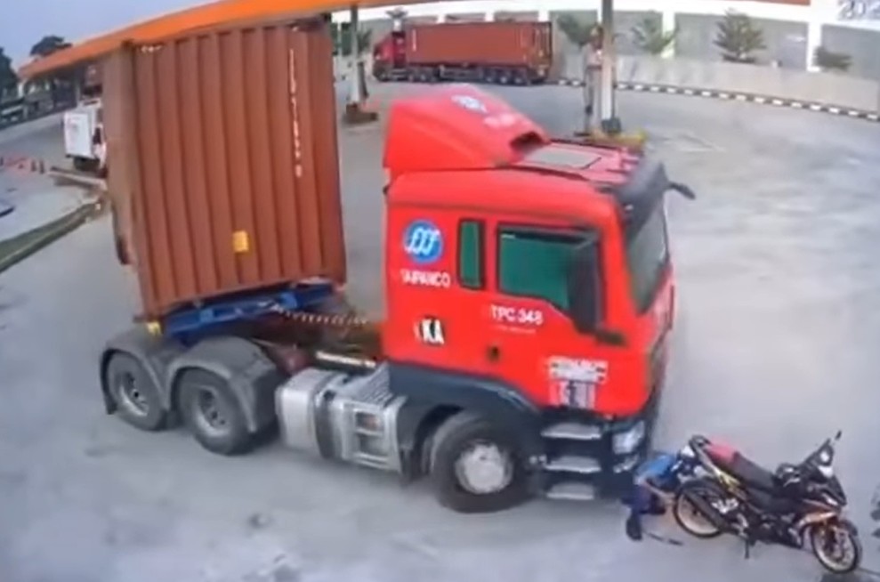 摩托车骑士到油站为车胎充气险些被拖格罗里碾死