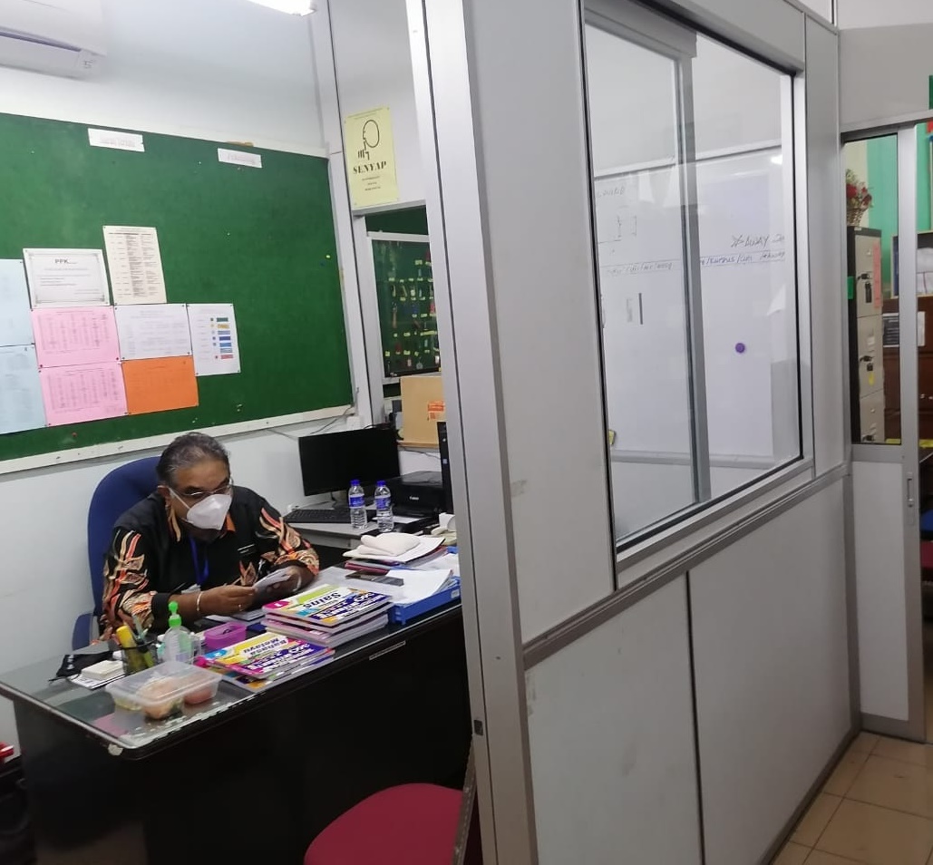 教育局安排到教师活动中心 没接种老师已不在怡圣米高中学