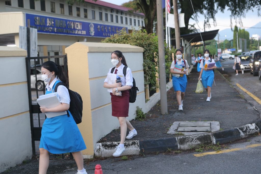 时隔多月 校服不适穿  少数学生暂穿运动 制服上学