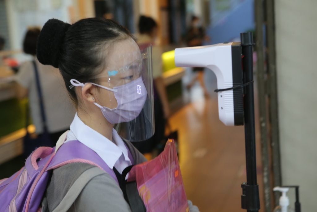 时隔多月 校服不适穿  少数学生暂穿运动 制服上学