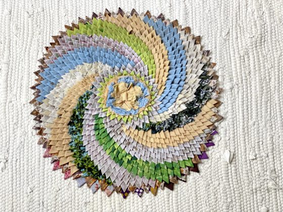 昔约今城／郑锦华／染出生活五颜六色的布