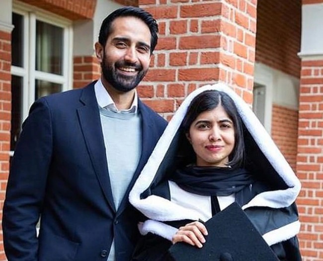 最年轻诺贝尔奖得主马拉拉牛津大学毕业 晒毕业照