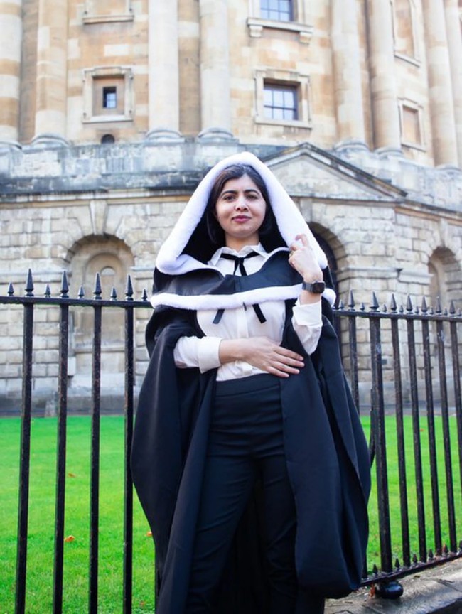 最年轻诺贝尔奖得主马拉拉牛津大学毕业 晒毕业照