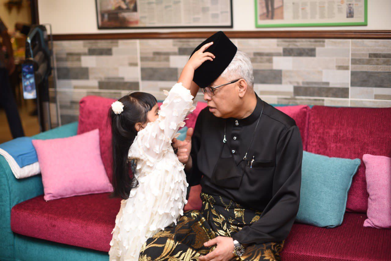 最疼就是她!首相带孙女亮相成焦点