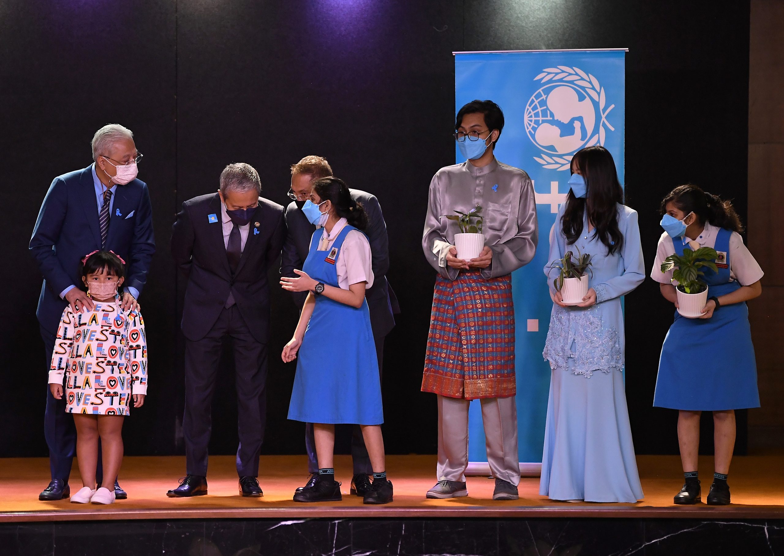 最疼就是她!首相带孙女亮相成焦点