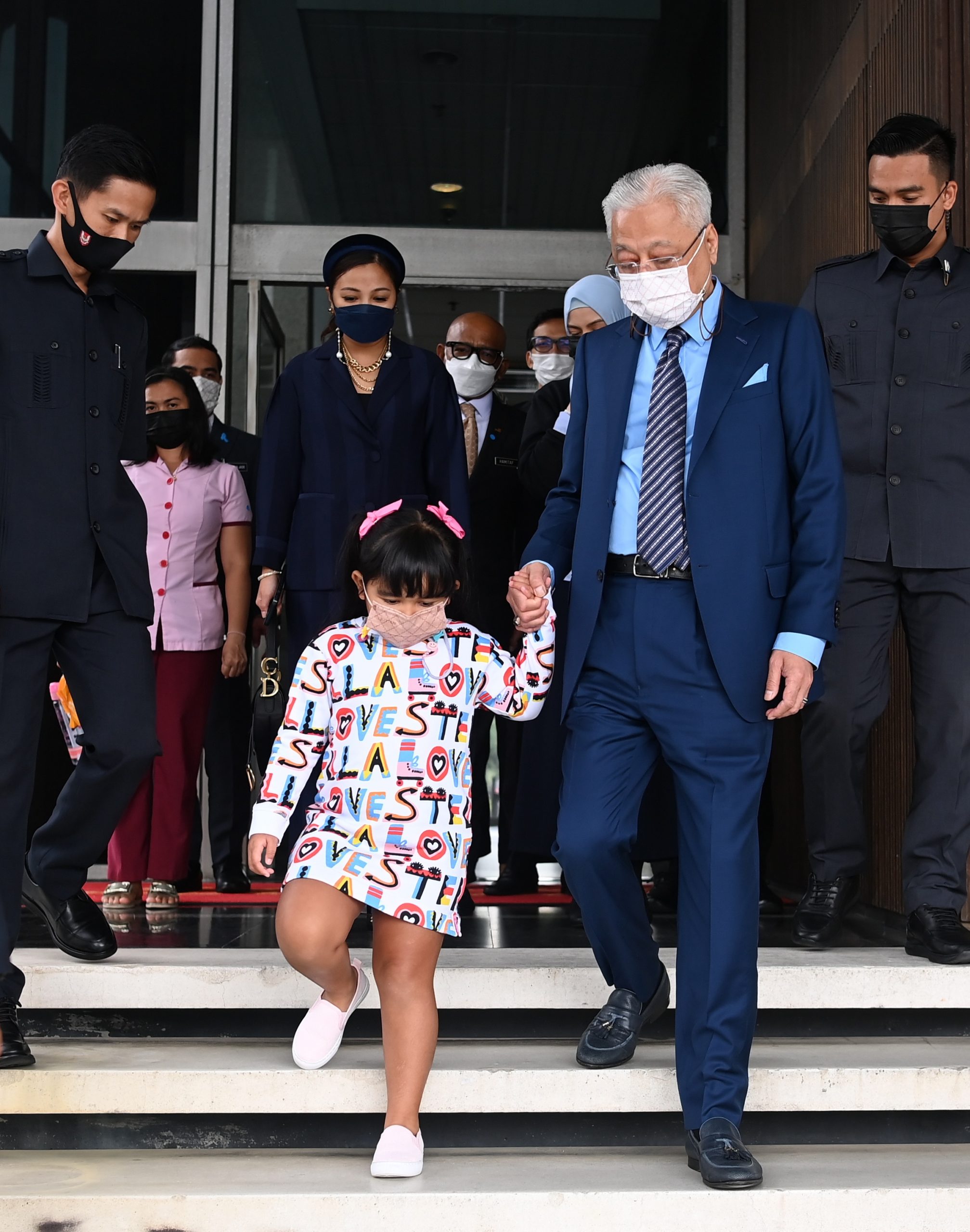 最疼就是她!首相带孙女亮相成焦点