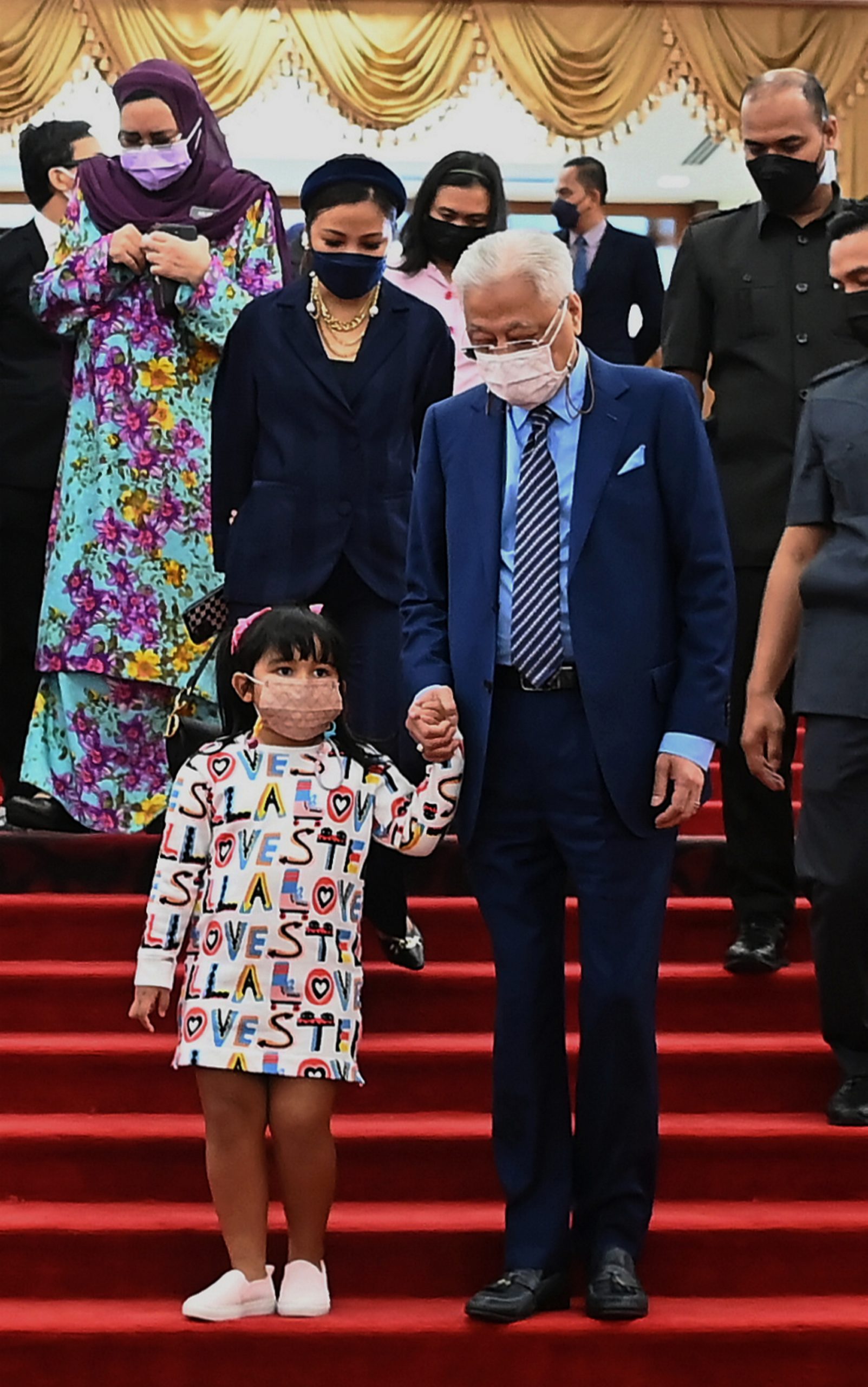 最疼就是她!首相带孙女亮相成焦点