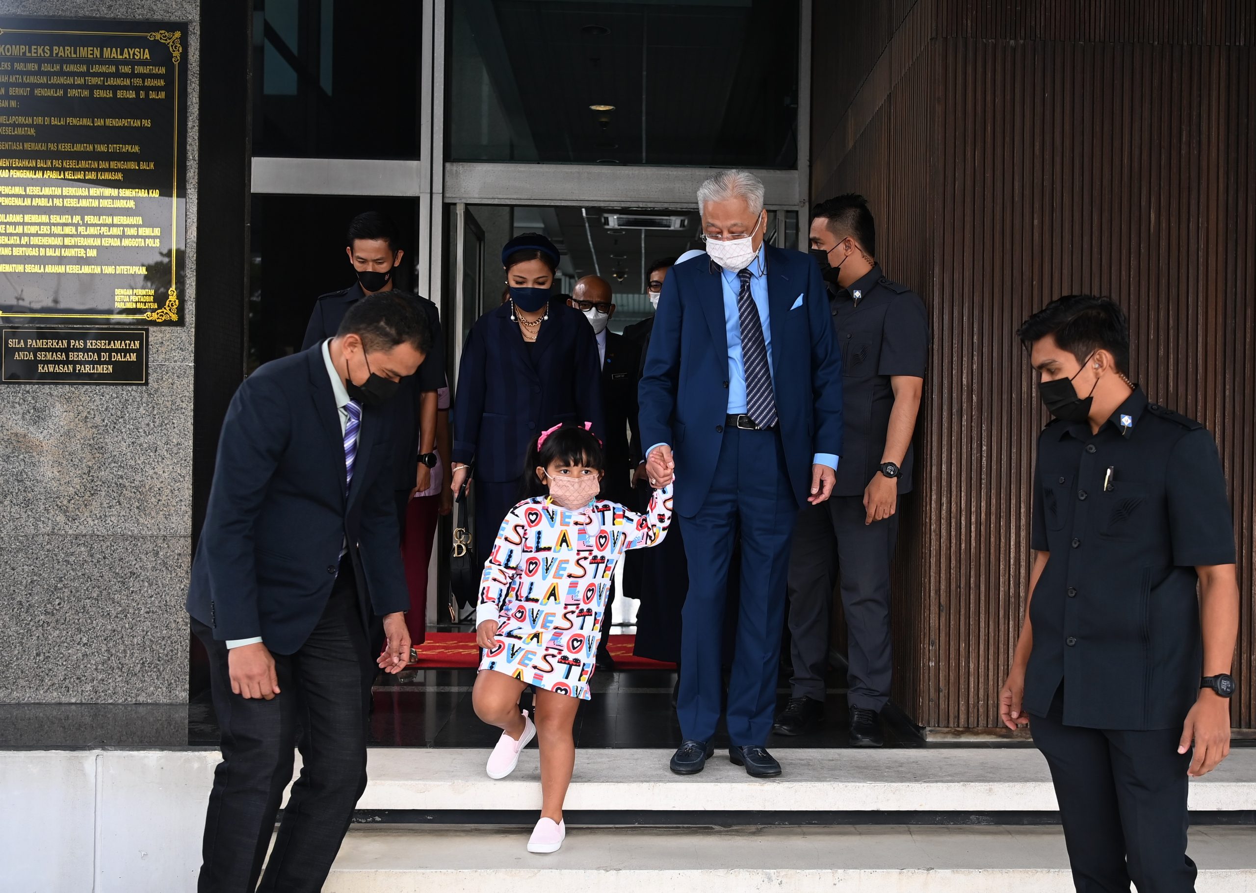 最疼就是她!首相带孙女亮相成焦点