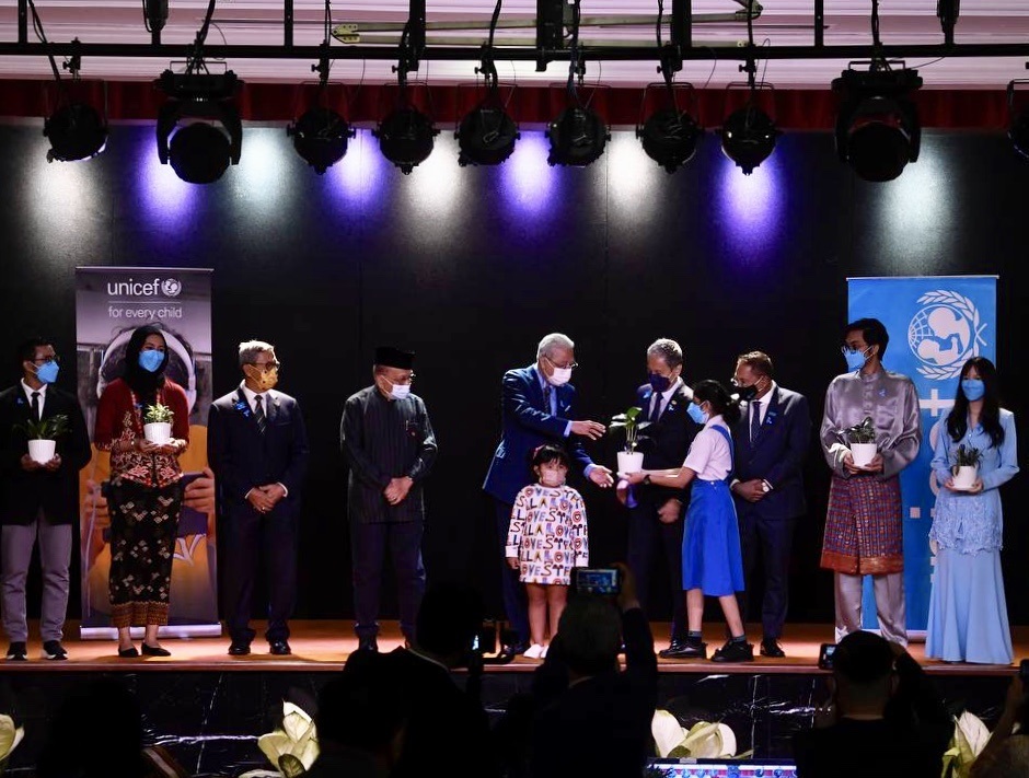 最疼就是她!首相带孙女亮相成焦点