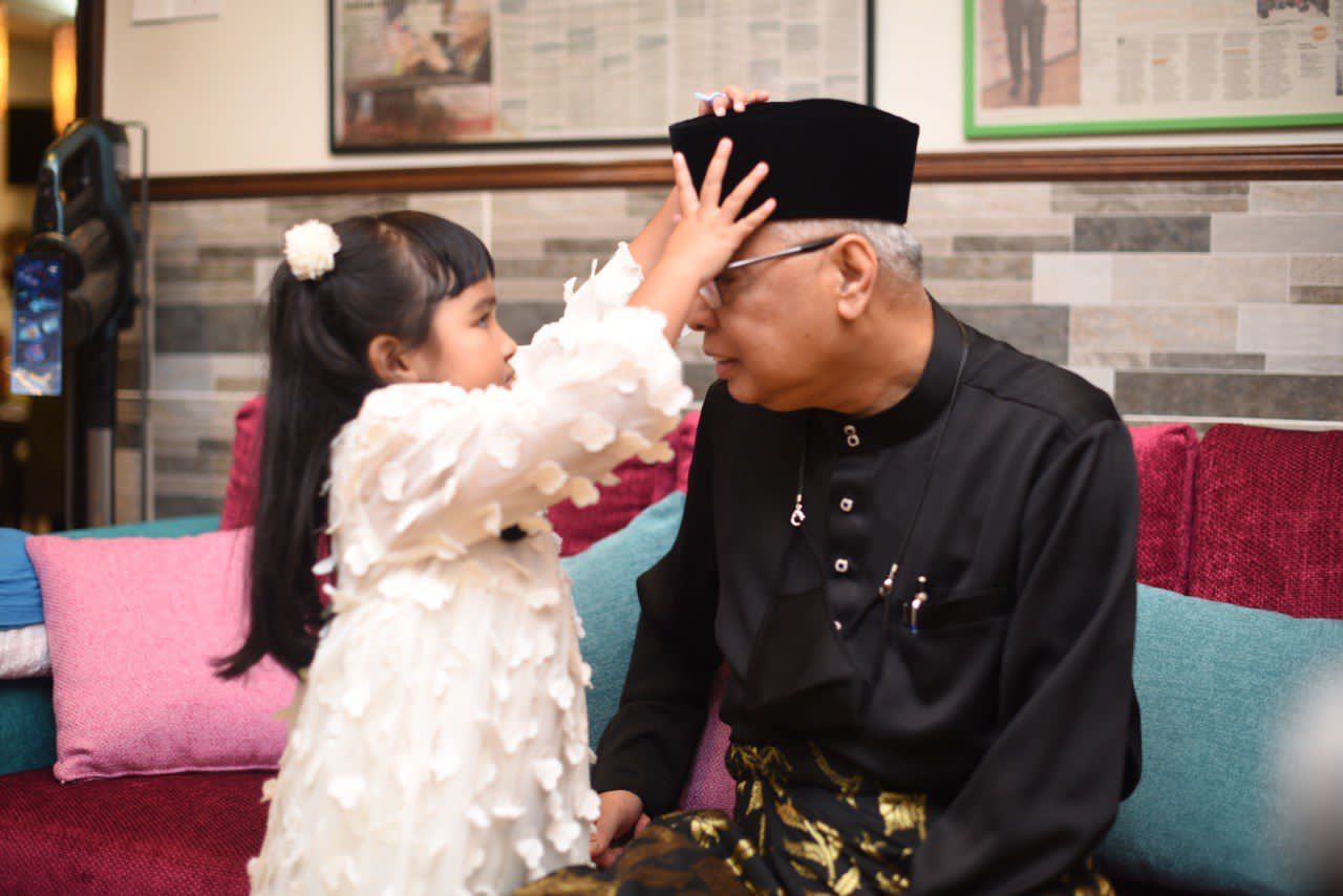 最疼就是她!首相带孙女亮相成焦点