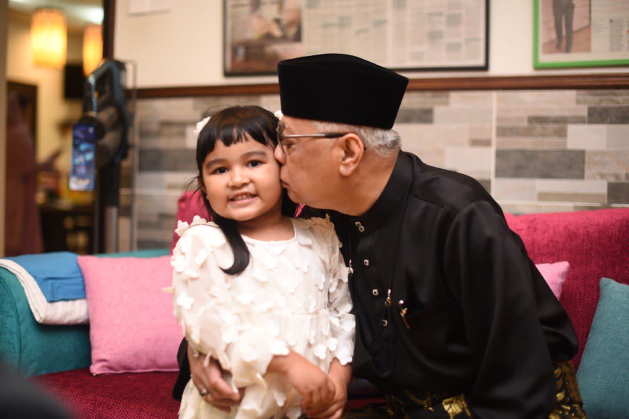 最疼就是她!首相带孙女亮相成焦点