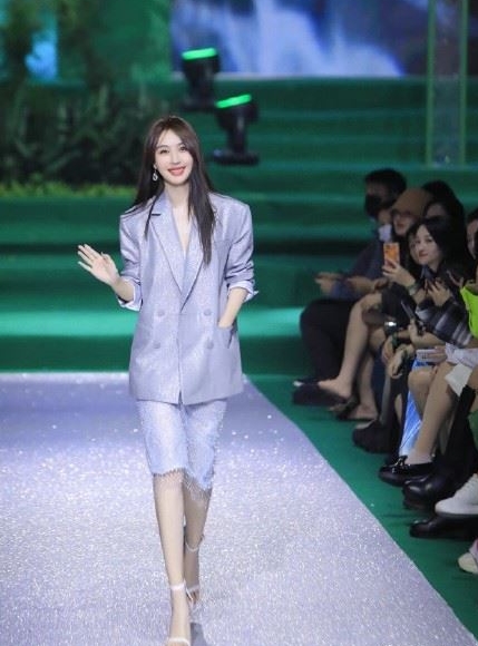 李菲儿穿Bra走秀惨摔 下秒反应全场拍手