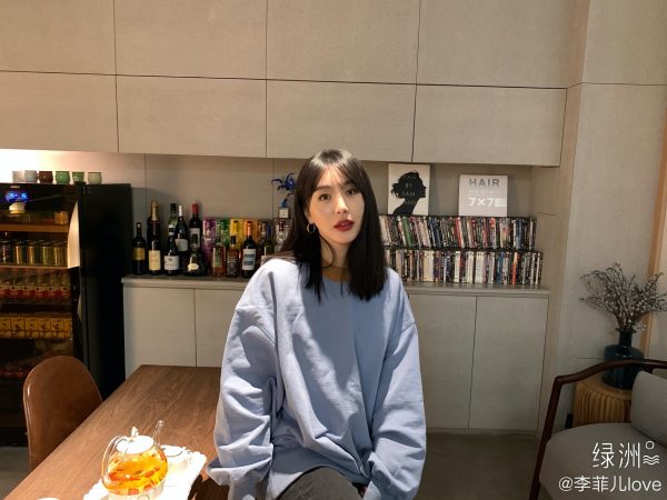 李菲儿穿Bra走秀惨摔 下秒反应全场拍手