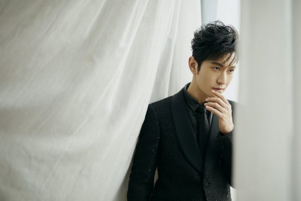 李菲儿穿Bra走秀惨摔 下秒反应全场拍手