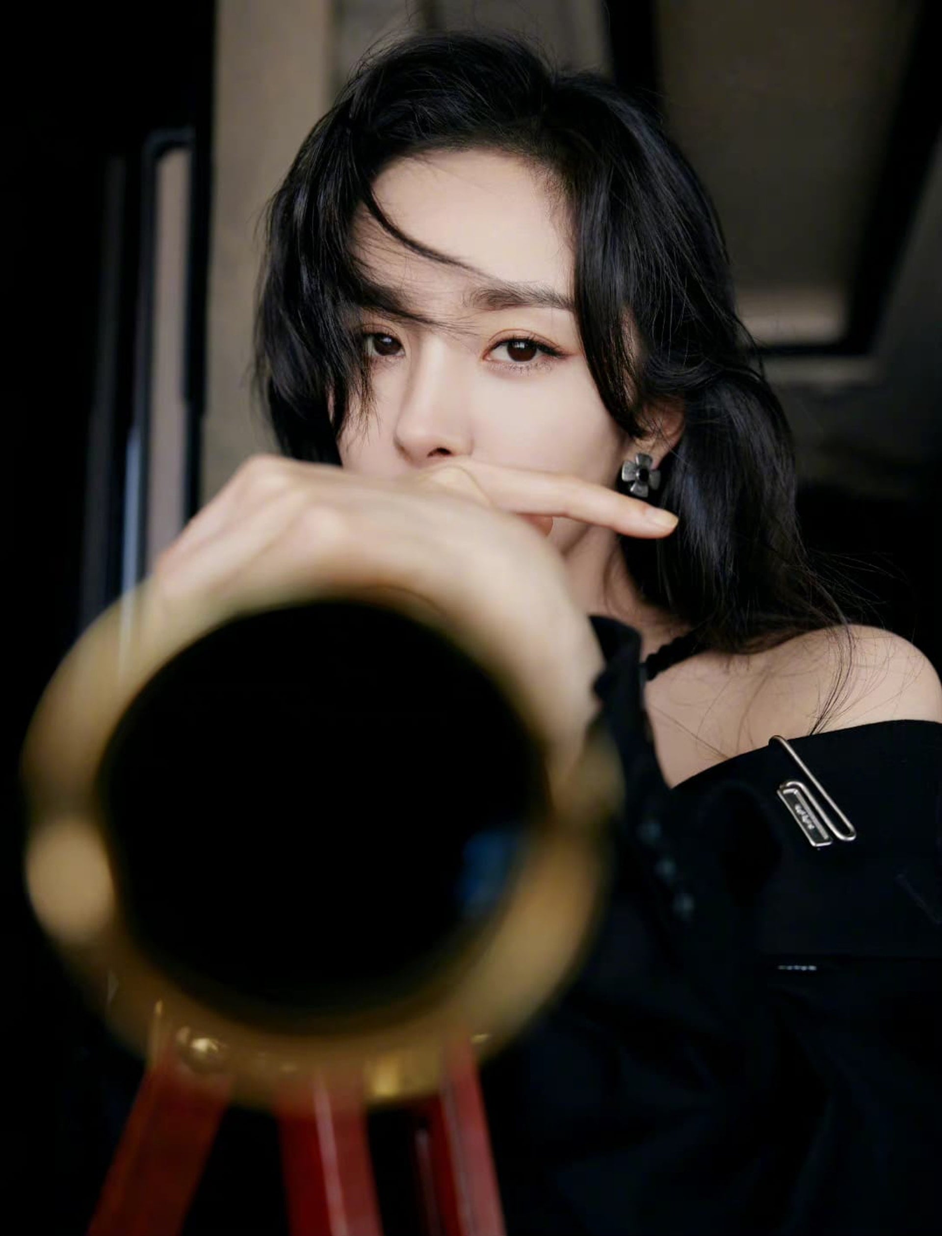 杨幂露肩辣晒白皙美腿　 网民错放重点