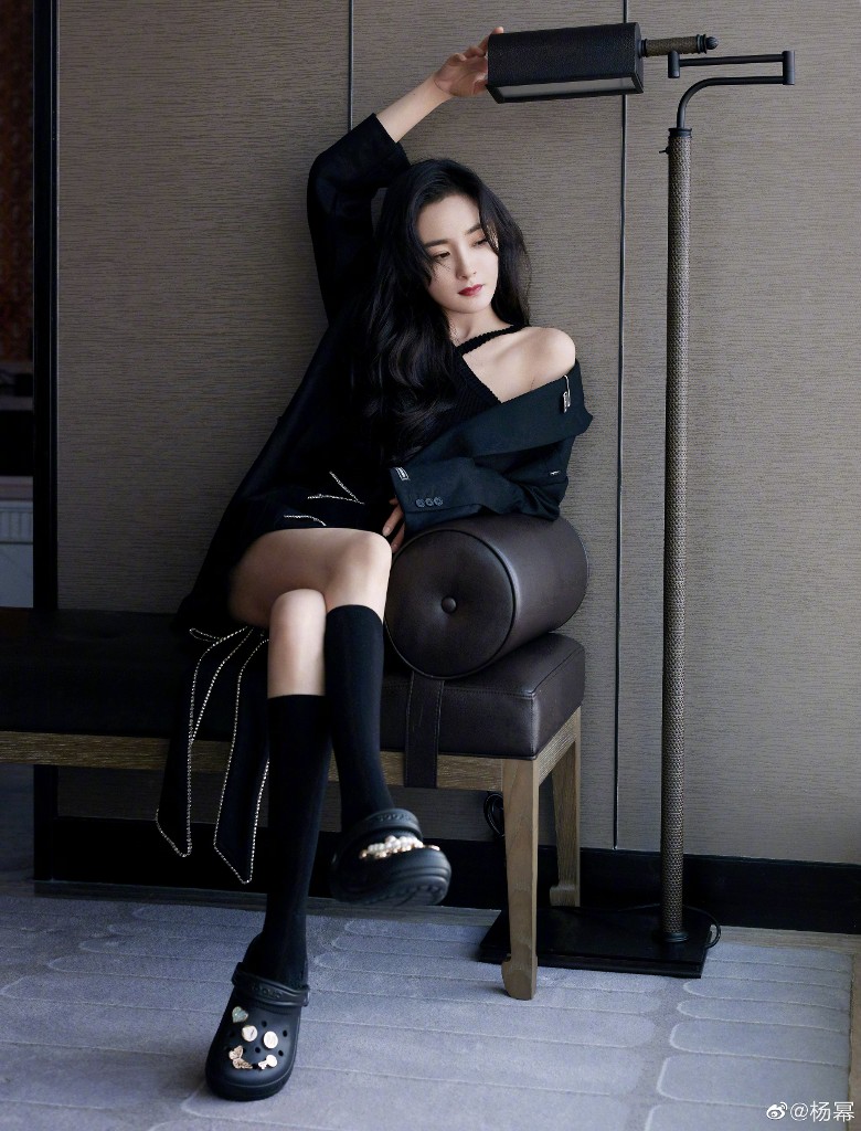 杨幂露肩辣晒白皙美腿　 网民错放重点