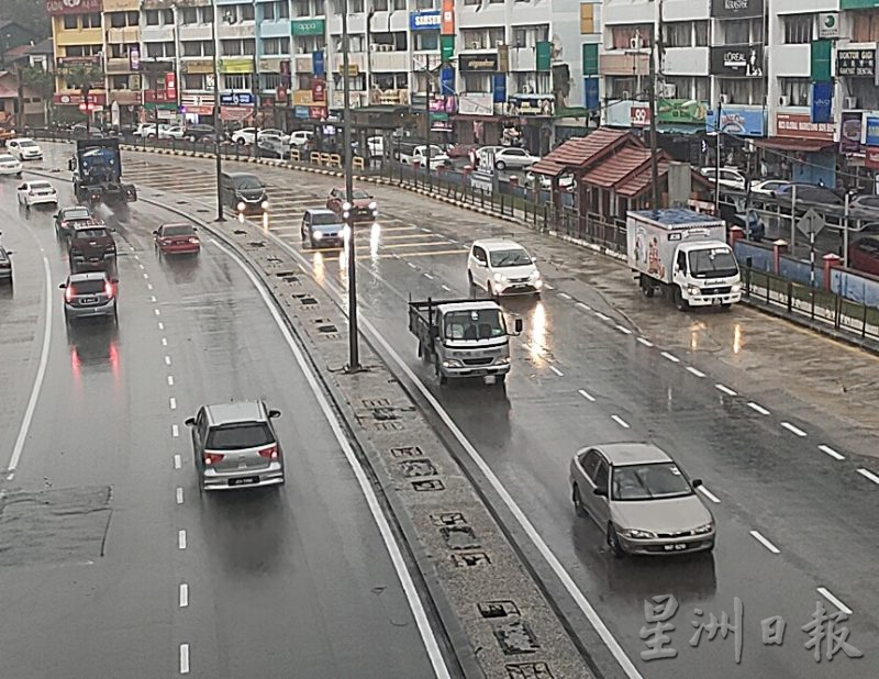 柔:【民生特工队】:士乃联邦大道疑排水系统受阻,逢雨成灾
