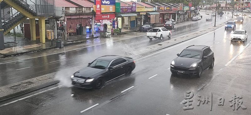 柔:【民生特工队】:士乃联邦大道疑排水系统受阻,逢雨成灾
