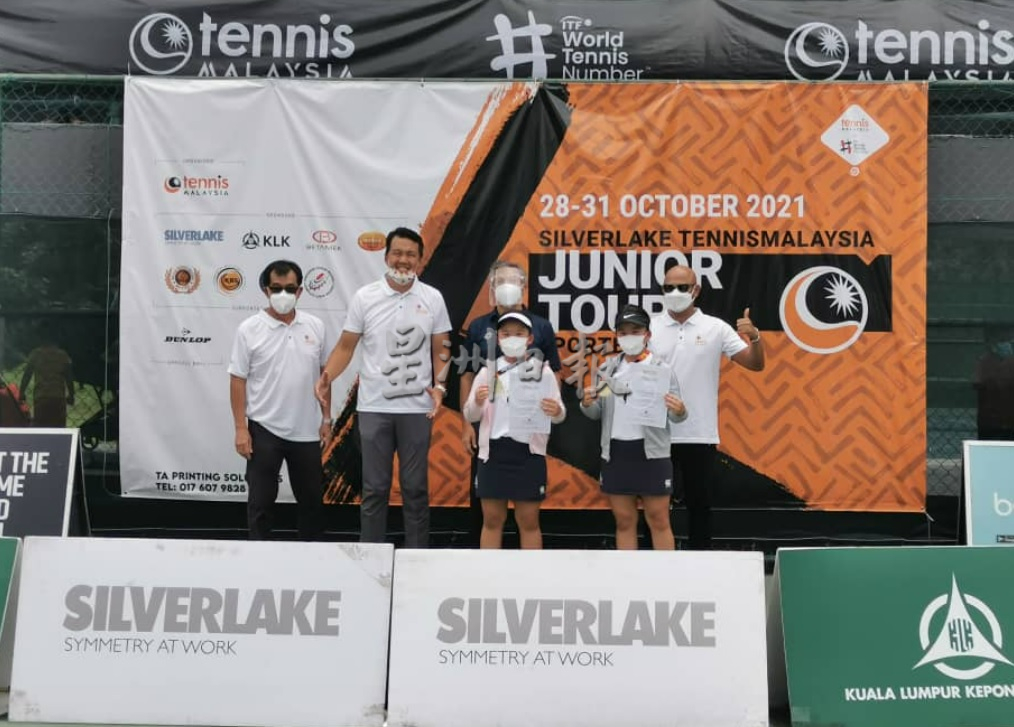 柔：【特稿】：双胞胎姐妹花夺全国女子网球双打冠军，盼未来在国际赛事为国争光