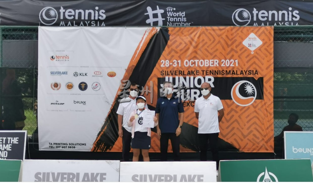 柔：【特稿】：双胞胎姐妹花夺全国女子网球双打冠军，盼未来在国际赛事为国争光