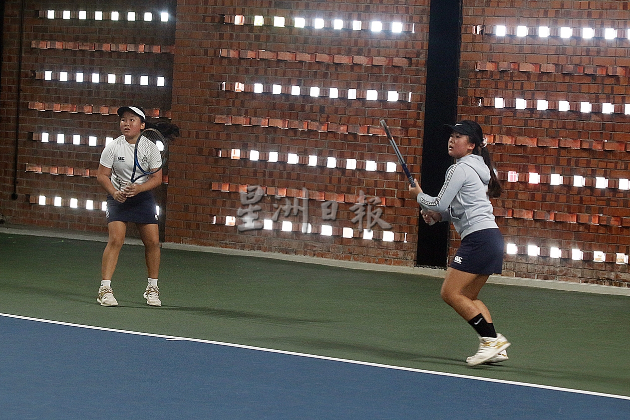 柔：【特稿】：双胞胎姐妹花夺全国女子网球双打冠军，盼未来在国际赛事为国争光