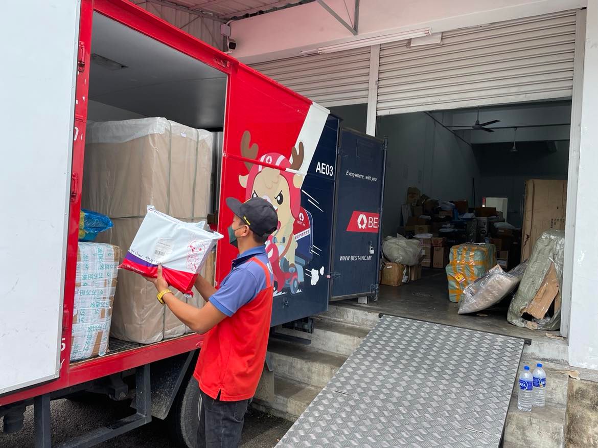 柔：【特稿】：疫情期间小型电商增，带动銮物流业发展